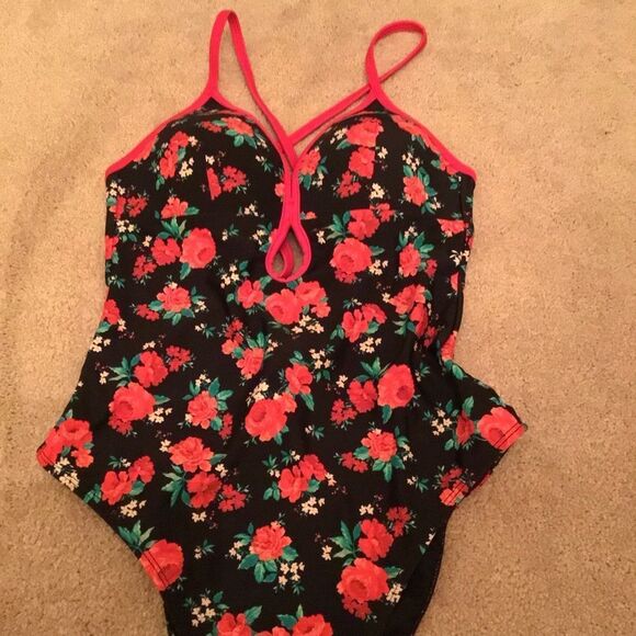 NWT CUPSHE Black and Red Floral One piece - Picture 4 of 8